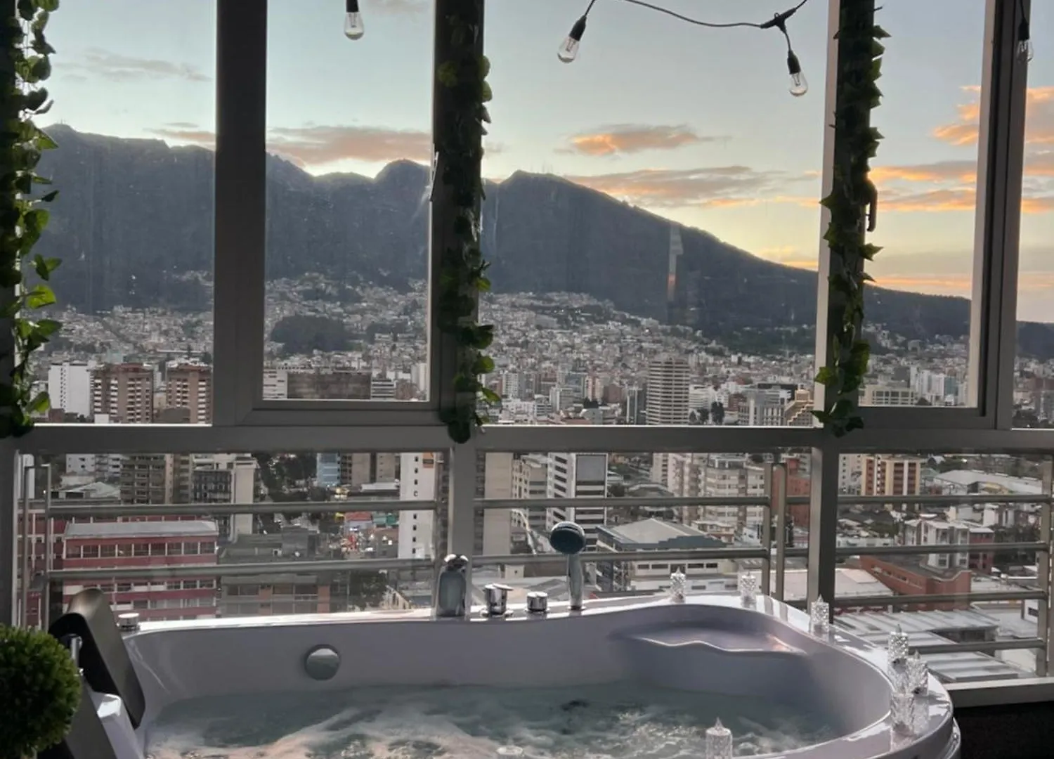 Quito Skyline Suite Panoramica 1303 -Luxury Stay Ecuador